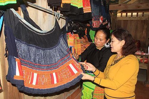 Bắc Yên: Thành lập mô hình tổ liên kết phụ nữ thêu may trang phục dân tộc Mông