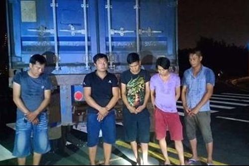 Hai tài xế rủ đồng bọn phá kẹp chì trộm hàng trong container