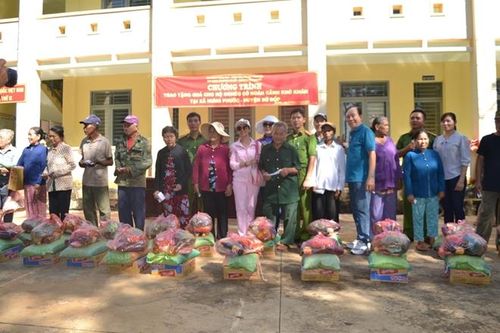 Tuổi trẻ Công an Bình Phước tặng 200 suất quà cho người dân nghèo