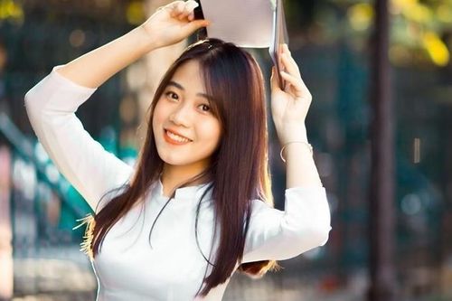 Nữ sinh Ngoại thương nhiều tài lẻ, thích làm phó nháy hơn mẫu ảnh