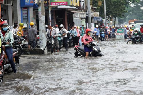 TP Hồ Chí Minh: Quy hoạch chống ngập lỗi thời, người dân còn 'bơi' đến bao giờ?