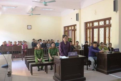 'Rúng động' con gái tẩm xăng đốt mẹ, nhận án thích đáng