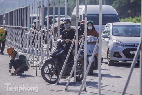 Dựng rào chắn thi công đường đua F1