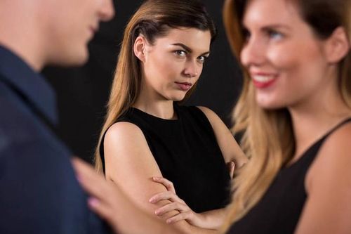 Cô hàng xóm 'thân như chị em gái' và sự thật bàng hoàng trong phòng ngủ