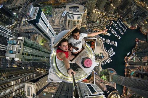 Nữ sinh 16 tuổi ngã từ tầng 17 tòa nhà khi đang selfie