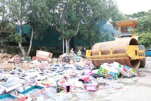 Tiêu hủy hàng lậu, hàng giả trị giá gần 1,8 tỷ đồng ở Nghệ An