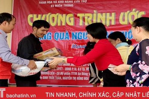 Trao tặng 200 phần quà cho người già ở Hương Khê