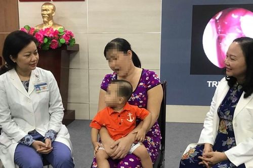 Khối u hốc mũi hiếm gặp khiến bé 15 tháng lồi mắt, nghẹt thở