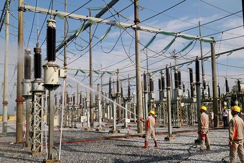 Rửa sứ cách điện trạm biến áp 110 KV bằng nước áp lực cao không phải cắt điện