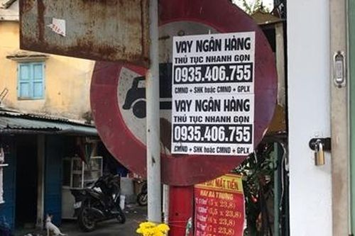 Xử phạt nhiều trường hợp dán quảng cáo 'cho vay tiền' trái phép
