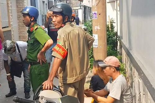 Bé gái nghi bị cha dượng bạo hành, công an đưa đi giám định thương tích