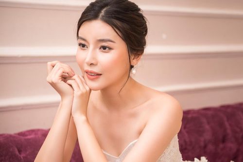 Cao Thái Hà khoe dáng với váy cúp ngực ở hậu trường