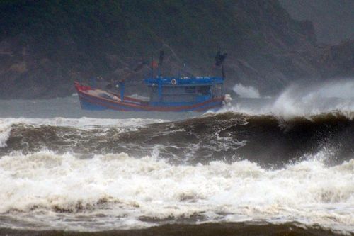 Dân mất ngủ vì lo triều cường xâm thực trong bão số 5