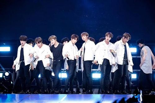 BTS mở tiệc ăn mừng sau thành công của chuyến lưu diễn thế giới