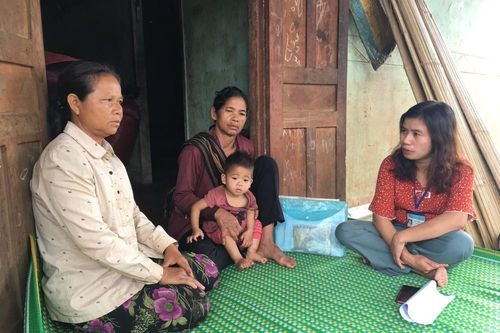 Mất liên lạc với lao động xuất khẩu, cả buôn làng đứng ngồi không yên