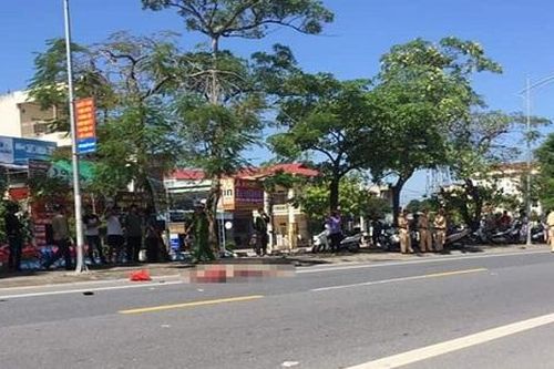 Bước hụt khi xuống xe buýt, người phụ nữ ngã ra đường tử vong