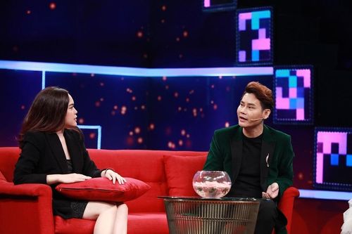 MC Hãy chọn giá đúng nhận 'tát trời giáng' vì đè vợ ra hôn lúc tỏ tỉnh