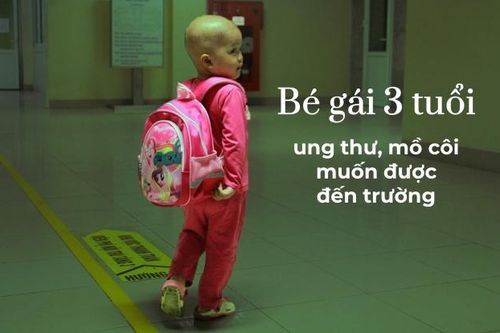 Xót xa bé gái ung thư 3 tuổi mồ côi mẹ đeo cặp sách đi quanh bệnh viện mỗi ngày vì muốn được đến trường