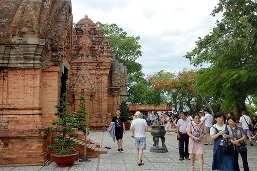 Sẽ ngừng đón khách đến Tháp Bà Ponagar và Hòn Chồng khi có mưa