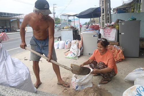 Người dân Cam Ranh gia cố nhà cửa ứng phó mưa lũ