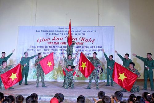 Giao lưu văn nghệ 'Hát mãi khúc quân hành'