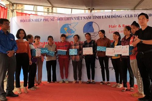 Trao 30 phần quà cho gia đình khó khăn và cát tóc miễn phí cho người nghèo xã Đại Lào