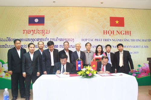 Hội đàm hợp tác phát triển ngành công thương hai tỉnh Quảng Trị - Savannakhet