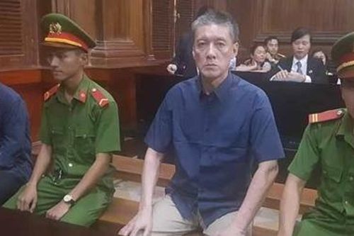 Hai đối tượng làm giả hộ chiếu cho Vũ 'nhôm' lĩnh 20 năm tù