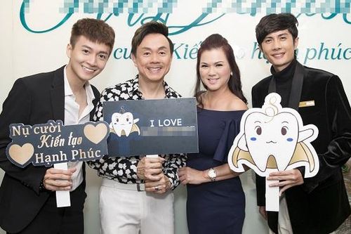 Vợ chồng Chí Tài trẻ trung đến chúc mừng Ngô Kiến Huy và Huỳnh Phương