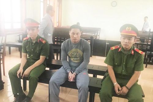 Cha dượng hiếp dâm con riêng của vợ bị tuyên 7 năm tù