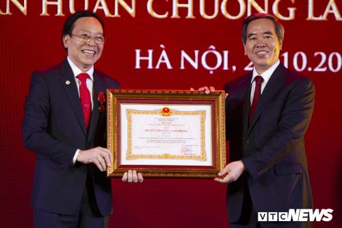 Tập đoàn Doji đón nhận Huân chương Lao động hạng Nhất