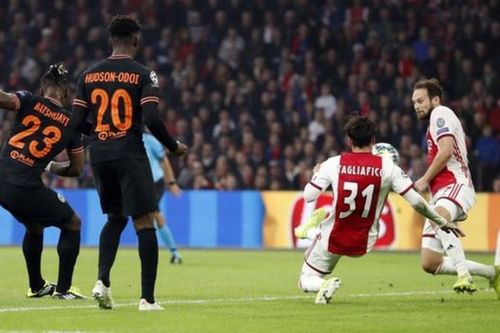 UEFA phạt nặng Ajax Amsterdam