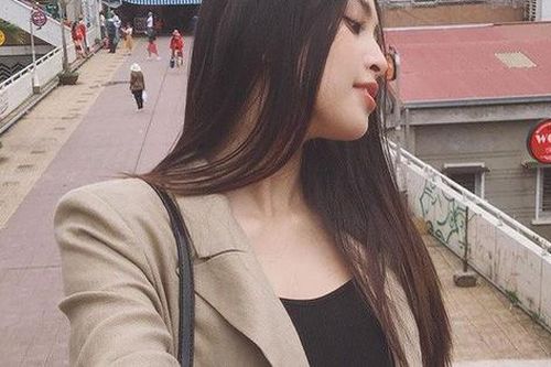 Hoa hậu Tiểu Vy dính nghi vấn hẹn hò với 'tình cũ' của Á hậu Huyền My ngay sau khi vừa khoe ảnh nắm tay yêu đương