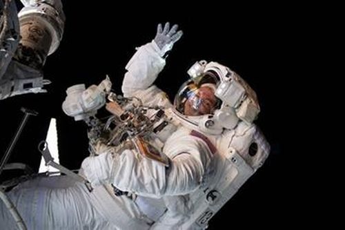 Bác sĩ đặc biệt trên Trạm vũ trụ quốc tế ISS