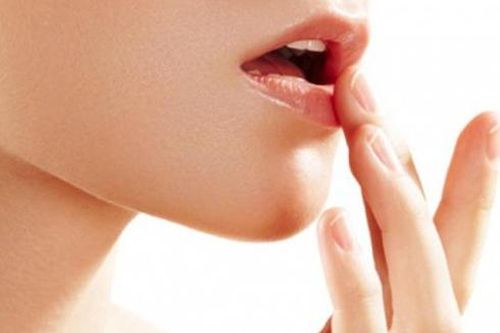 12 mẹo 'cứu nguy' đôi môi nứt nẻ chảy máu mùa đông