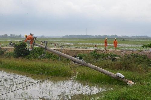 Hơn 685.000 khách hàng bị mất điện do ảnh hưởng của bão số 5