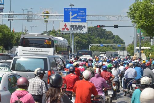 TP Hồ Chí Minh: Xử phạt 146 vụ vi phạm giao thông ở sân bay Tân Sơn Nhất