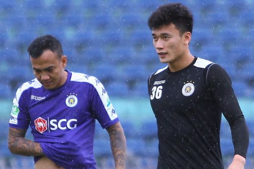 Cầu thủ Hà Nội không hài lòng với mặt sân Tam kỳ trước trận chung kết