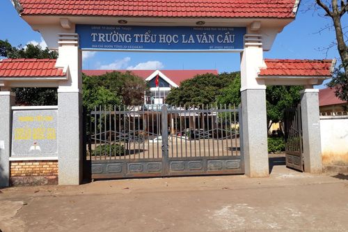 100 học sinh nghèo vượt khó bị trường thu học bổng