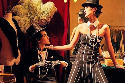 Siêu mẫu Mai Giang mặc áo dài dáng lạ, phối cùng phụ kiện cổ