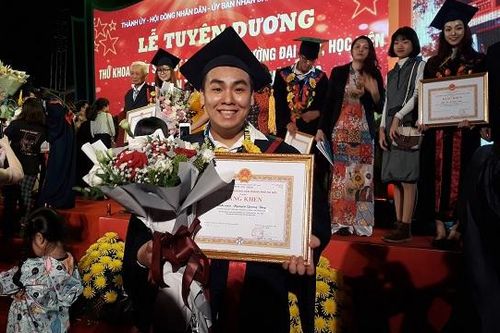 Thủ khoa là món quà dành tặng mẹ