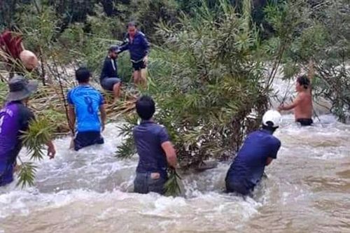Giải cứu bốn người bị mắc kẹt do nước lũ