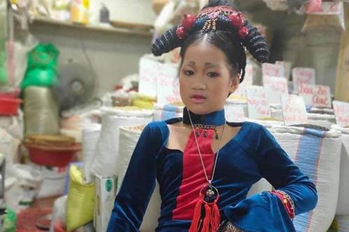 Hết hồn bà chị đi bán hàng mà ăn mặc như 'Diên Hi Công Lược'