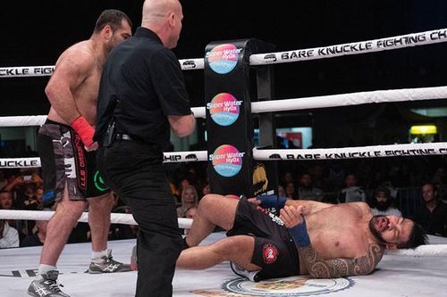 Võ sĩ Brazil tung loạt đấm móc đáng sợ khiến 'bigfoot MMA' bật ngửa