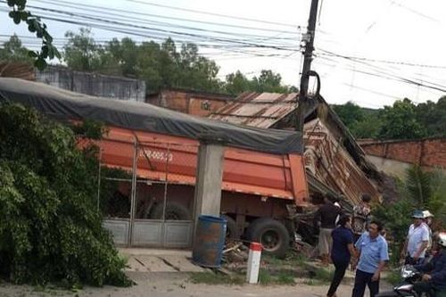 Sau va chạm với ô tô tải, xe container đâm sập nhà dân