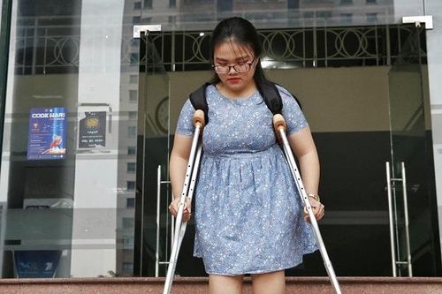 Bản lĩnh phi thường của cô sinh viên mắc bệnh xương thủy tinh