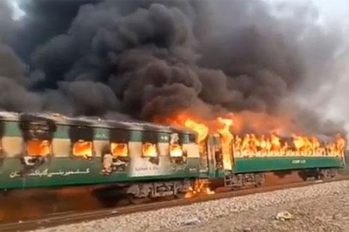 Đã có 77 người chết và bị thương do cháy tàu hỏa ở Pakistan