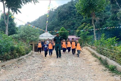 Chuyện người mang 'quân hàm xanh' đi cắm bản - Bài cuối: 'Con nuôi của Đồn' nâng bước em tới trường