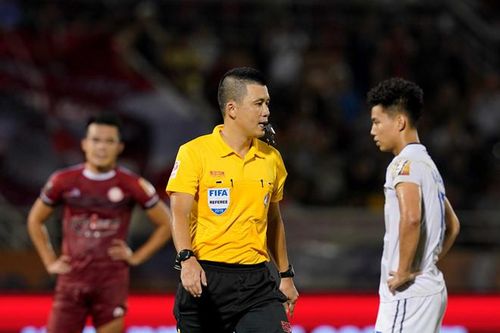 Trọng tài FIFA Hoàng Ngọc Hà đoạt Còi vàng Việt Nam 2019