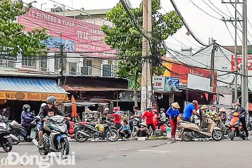 Chợ tự phát 'thu hẹp' đường Nguyễn Văn Tiên